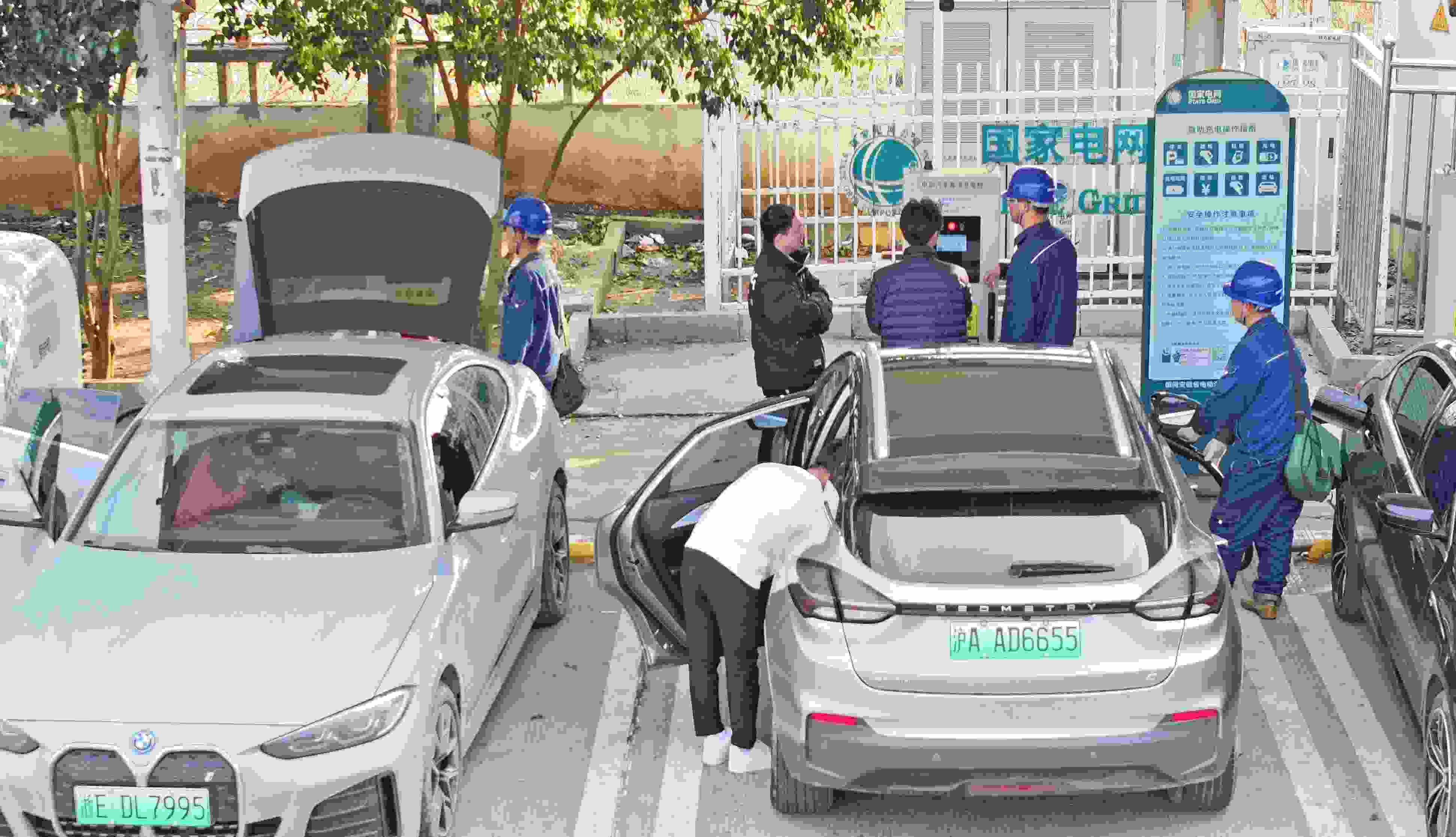 △ 2024年2月17日，安徽滁州來安縣大英鎮(zhèn)境內的G36寧洛高速曹莊服務區(qū)，滁州市供電公司工作人員協(xié)助電動汽車車主高效解決充電中遇到的問題。