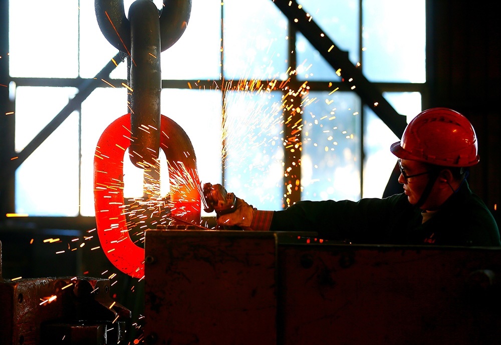 △ 2024年2月17日，青島市，即墨區(qū)靈山街道一家錨鏈企業(yè)，工人正在忙碌。