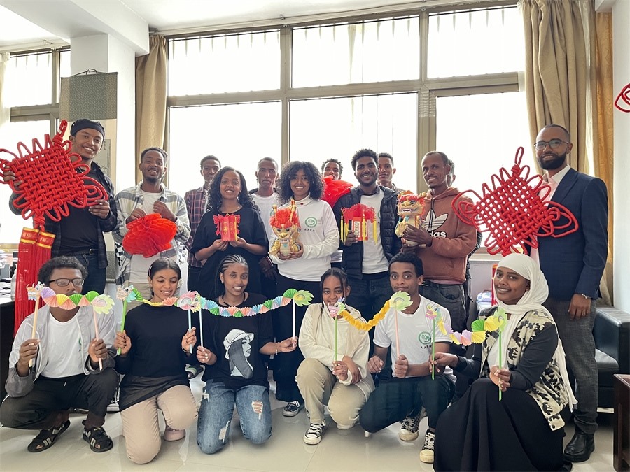 參加活動的學生合影。亞的斯亞貝巴大學孔子學院供圖