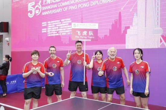 2021年，歐君廷（左三）參加上海紀(jì)念中美乒乓外交50周年活動