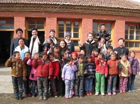 2008年，歐君廷帶領(lǐng)美國大學(xué)生到甘肅一所村辦小學(xué)訪問教課