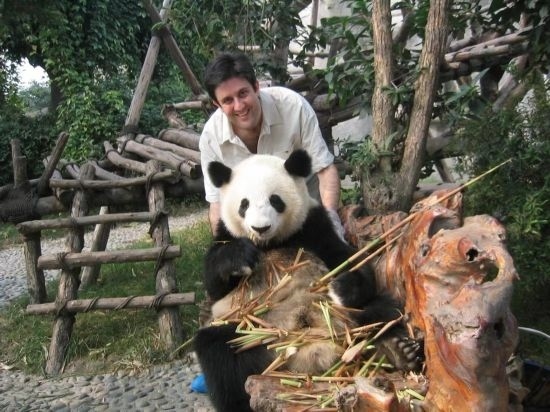 2006年，歐君廷在四川成都和熊貓合影