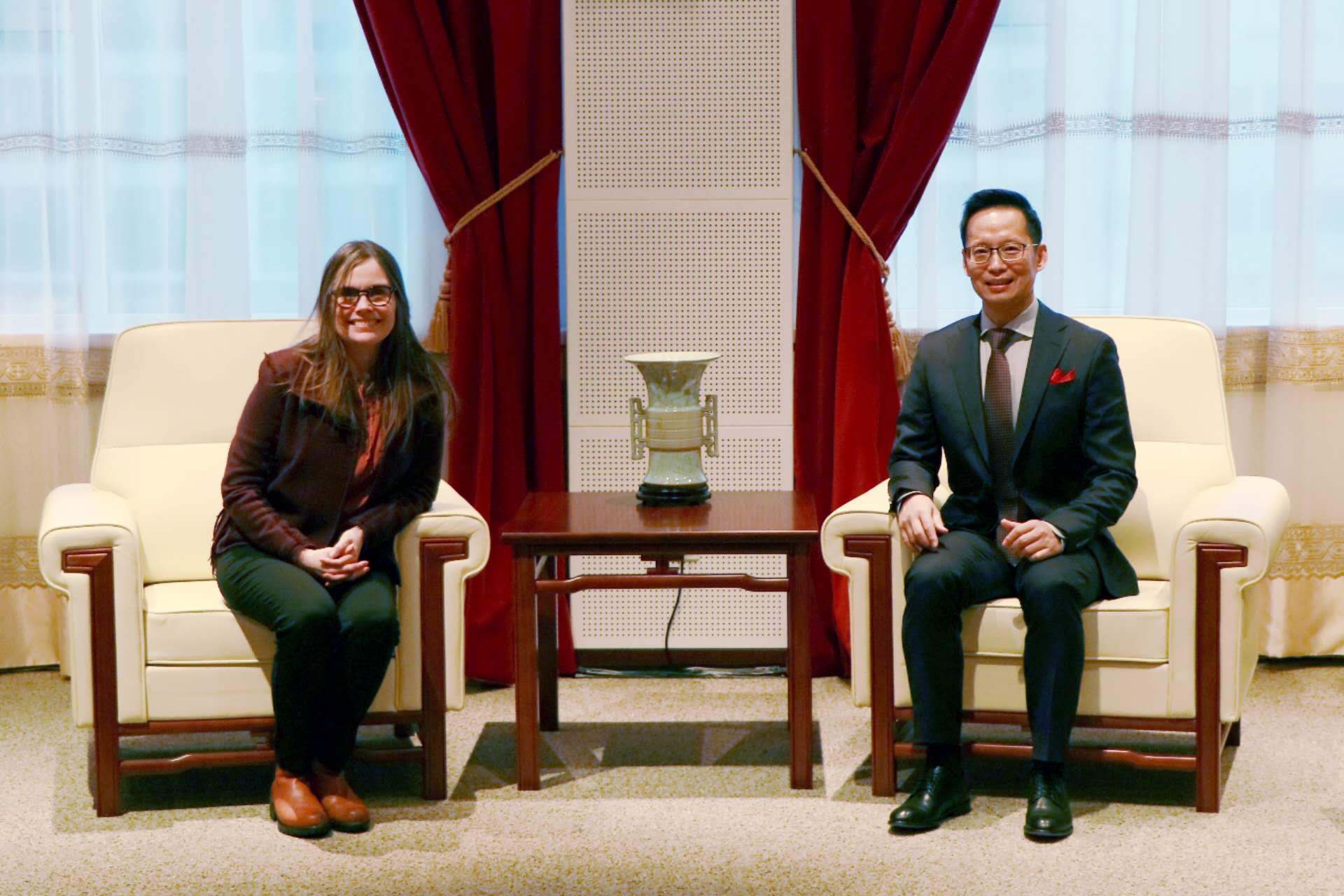 冰島總理雅各布斯多蒂爾（右一）與中國(guó)駐冰島大使何儒龍合影。中國(guó)駐冰島大使館供圖