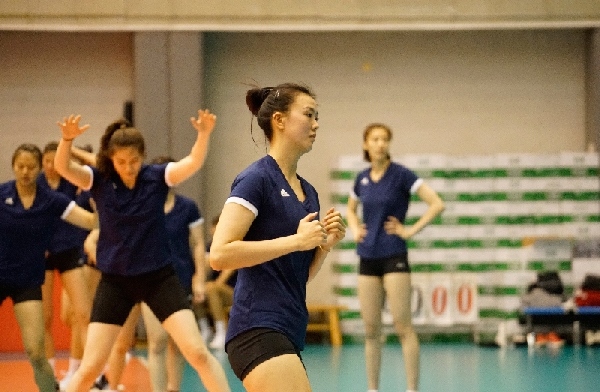 張常寧（右二）在訓(xùn)練中。人民網(wǎng)記者李乃妍攝