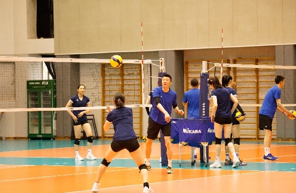 女排隊員在訓(xùn)練中。人民網(wǎng)記者李乃妍攝