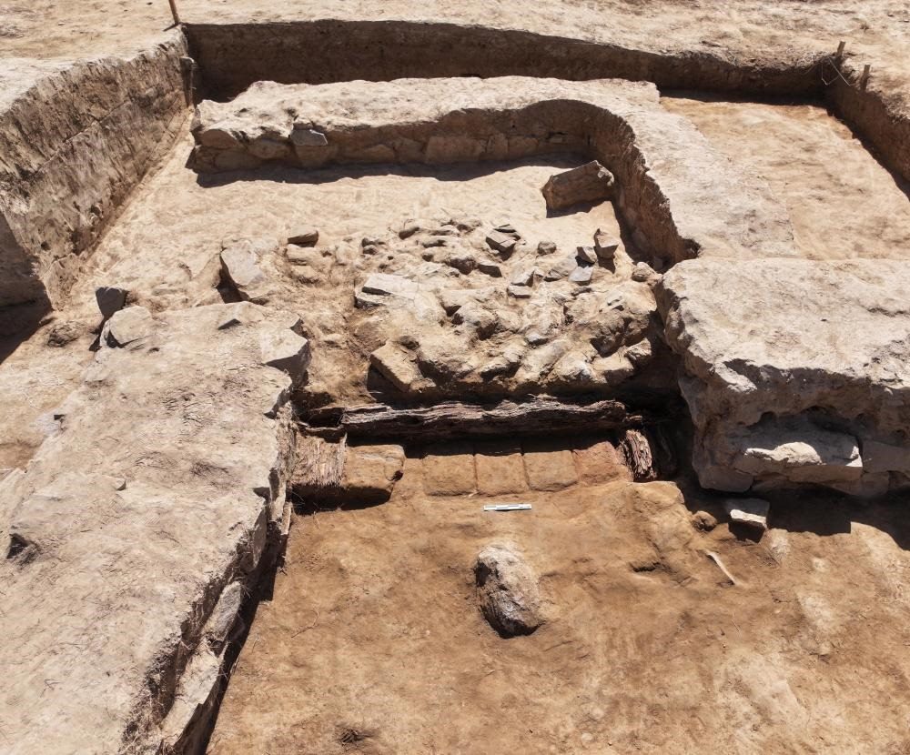 這是都蘭熱水墓群北一區(qū)M37號（“羊圈墓”）祭祀建筑的木質(zhì)門構(gòu)。