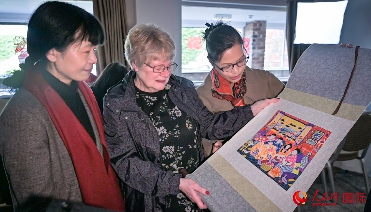 贈送舟山漁民畫。人民網(wǎng) 郭錦標攝