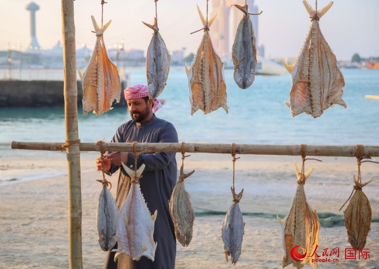  手工藝者展示如何晾曬魚干。人民網(wǎng) 塔里克·易卜拉欣攝