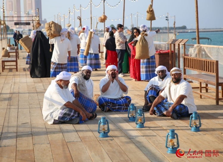 演藝人員展示售賣產(chǎn)品的場景。人民網(wǎng) 塔里克·易卜拉欣攝