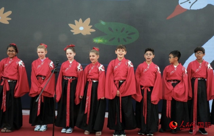 來自世界各地的小朋友一同誦讀中國(guó)古詩。人民網(wǎng) 滕婧含攝