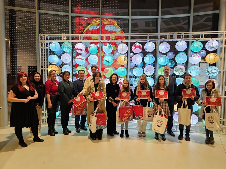 獲獎(jiǎng)學(xué)生合影。翟朝暉攝