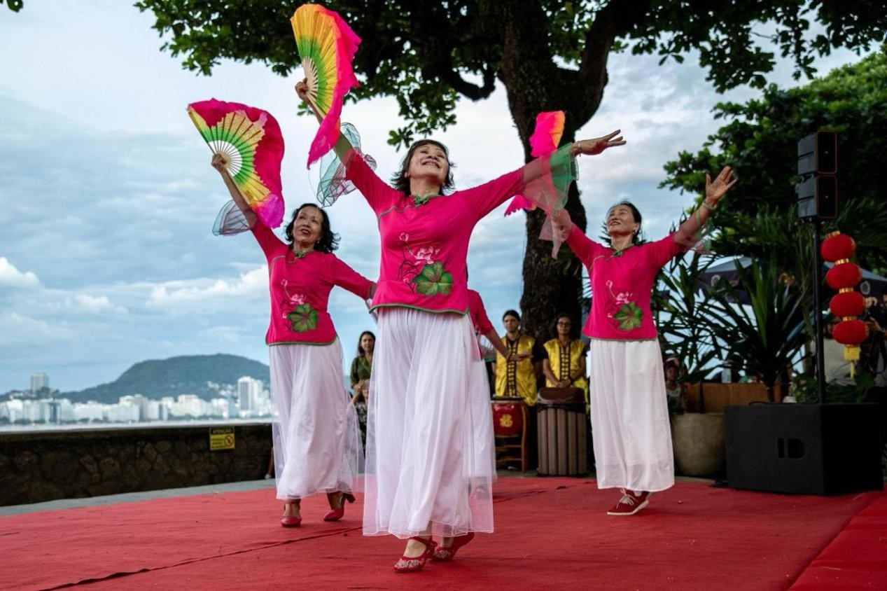 當(dāng)?shù)貢r(shí)間2月24日晚，2024年元宵節(jié)慶?；顒?dòng)在巴西里約熱內(nèi)盧市科帕卡巴納要塞舉辦。巴西山河文化促進(jìn)中心供圖