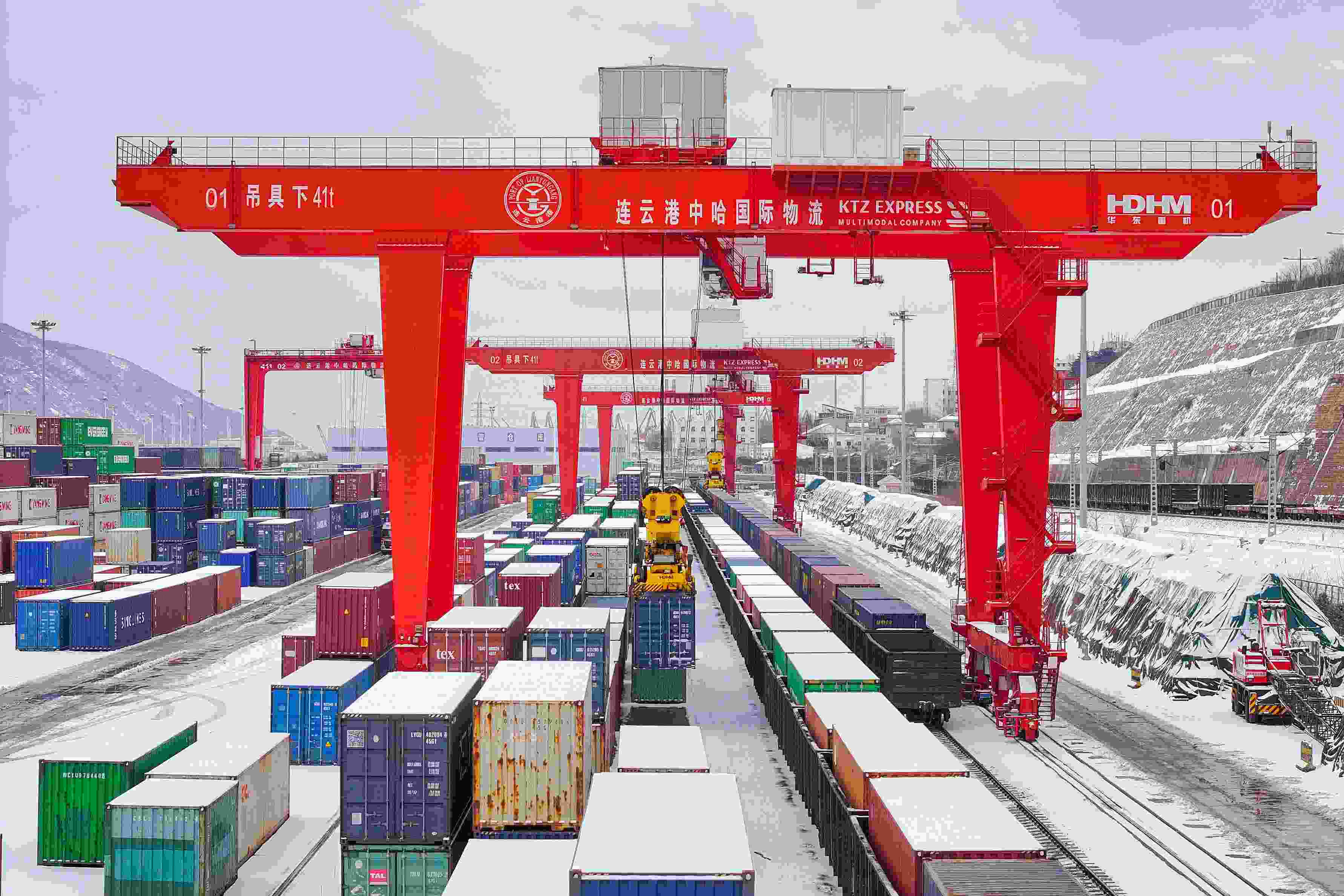 2024年2月22日，江蘇省連云港市中哈連云港物流合作基地，大型機(jī)械正在吊裝集裝箱。