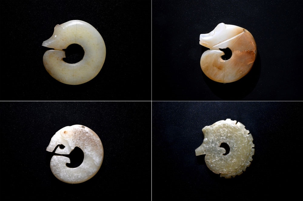 這是在殷墟博物館新館內(nèi)展出的龍形玉玦（拼版照片，1月9日攝）