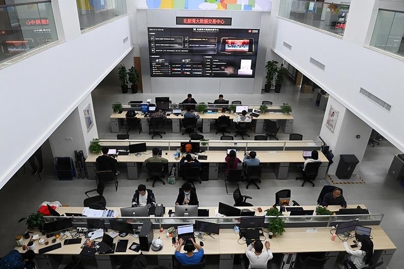 2023年12月12日，中國－東盟信息港股份有限公司員工在工作中。