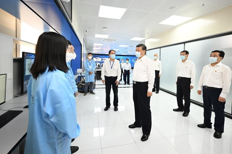 2023年7月6日，習(xí)近平總書記在江蘇南京市考察紫金山實(shí)驗(yàn)室時(shí)，同科研人員親切交流。