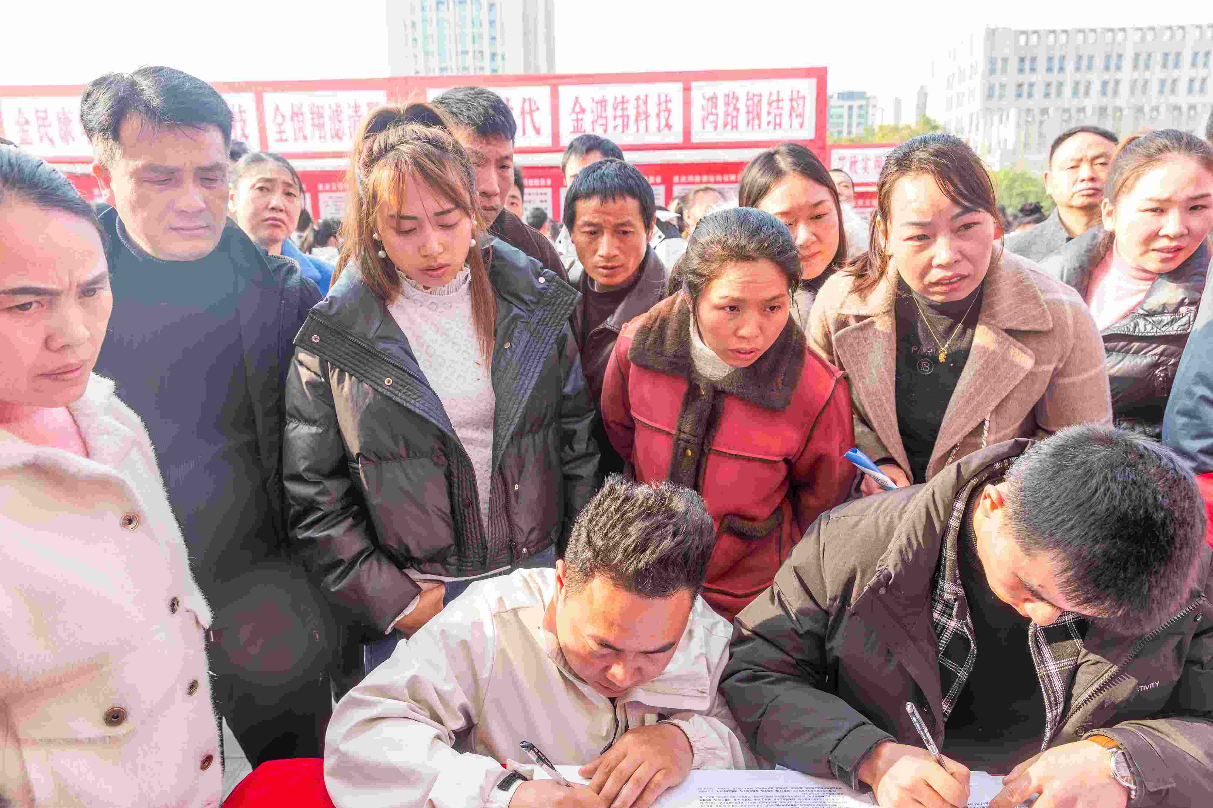 △ 2024年2月19日，重慶市南川區(qū)舉辦2024“春風行動”招聘會，為企業(yè)和求職者牽線搭橋，助力務(wù)工人員返崗就業(yè)、企業(yè)復(fù)產(chǎn)復(fù)工。