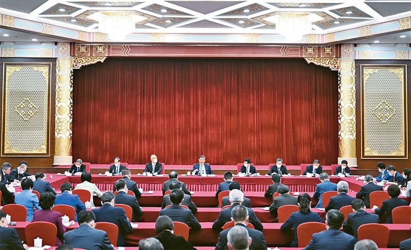 2023年3月6日，中共中央總書記、國家主席、中央軍委主席習近平看望參加全國政協(xié)十四屆一次會議的民建、工商聯(lián)界委員，并參加聯(lián)組會，聽取意見和建議。中共中央政治局常委、全國政協(xié)十四屆一次會議主席團會議主持人王滬寧，中共中央政治局常委蔡奇、丁薛祥參加看望和討論。 新華社記者 謝環(huán)馳/攝