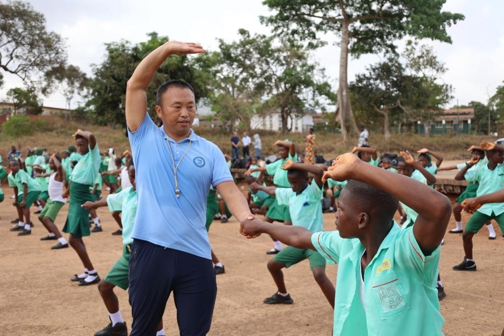 2月20日，在塞拉利昂首都弗里敦，來(lái)自塞拉利昂大學(xué)孔子學(xué)院的武術(shù)教師劉偉在為當(dāng)?shù)貙W(xué)生上武術(shù)課。