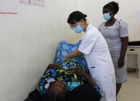 2023年2月27日，在塞拉利昂首都弗里敦，一名中國醫(yī)療隊的醫(yī)生正在為患者檢查身體。