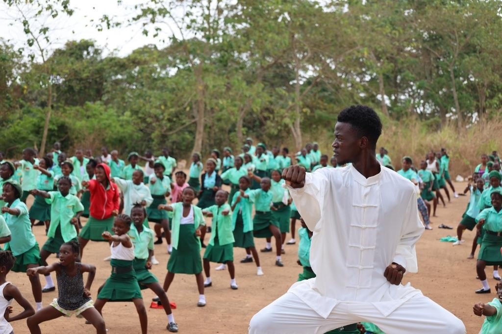2月20日，在塞拉利昂首都弗里敦，當(dāng)?shù)貙W(xué)生在上武術(shù)課。