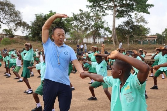 2月20日，在塞拉利昂首都弗里敦，來自塞拉利昂大學孔子學院的武術教師劉偉在為當?shù)貙W生上武術課。