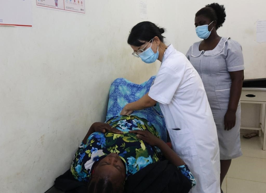 2023年2月27日，在塞拉利昂首都弗里敦，一名中國(guó)醫(yī)療隊(duì)的醫(yī)生正在為患者檢查身體。