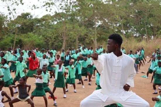 2月20日，在塞拉利昂首都弗里敦，當?shù)貙W生在上武術課。