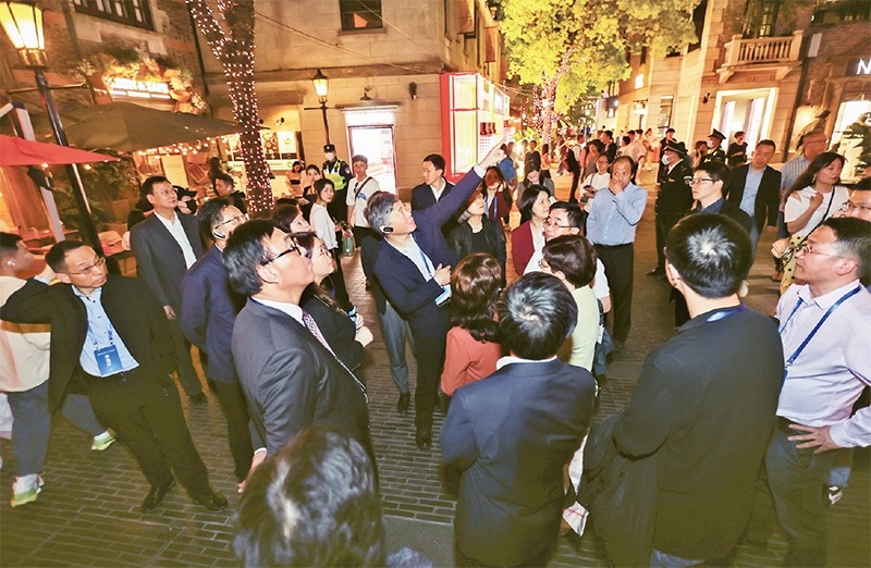 2023年4月18日，全國無黨派人士考察團來到位于上海市黃浦區(qū)的上海新天地開放式街區(qū)考察夜經(jīng)濟。 新華社記者 王翔/攝
