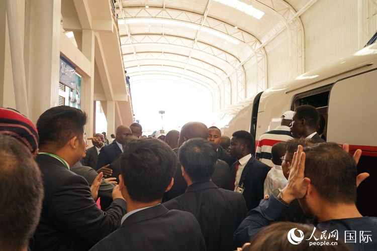 人們爭(zhēng)相前往紅線試乘。人民網(wǎng)記者 姜宣攝