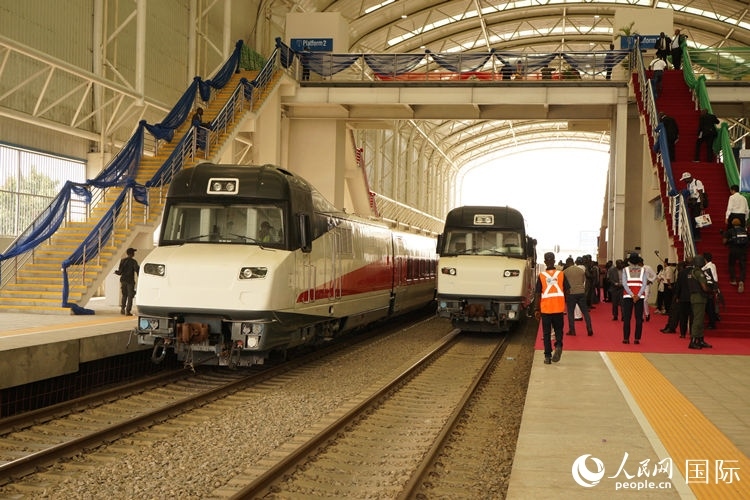 紅線車輛整裝待發(fā)。人民網(wǎng)記者 姜宣攝