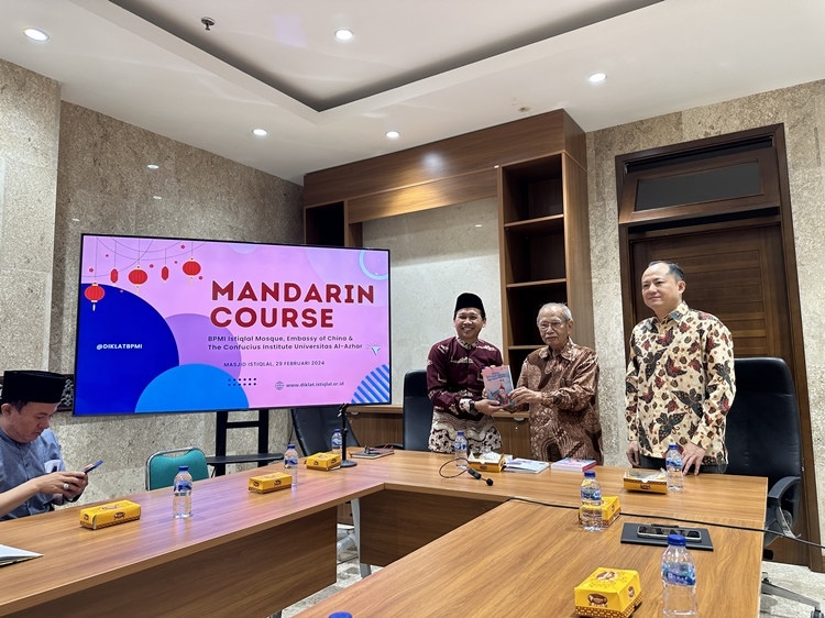 阿拉扎大學(xué)孔子學(xué)院向獨(dú)立清真寺贈(zèng)書。阿拉扎大學(xué)孔子學(xué)院供圖