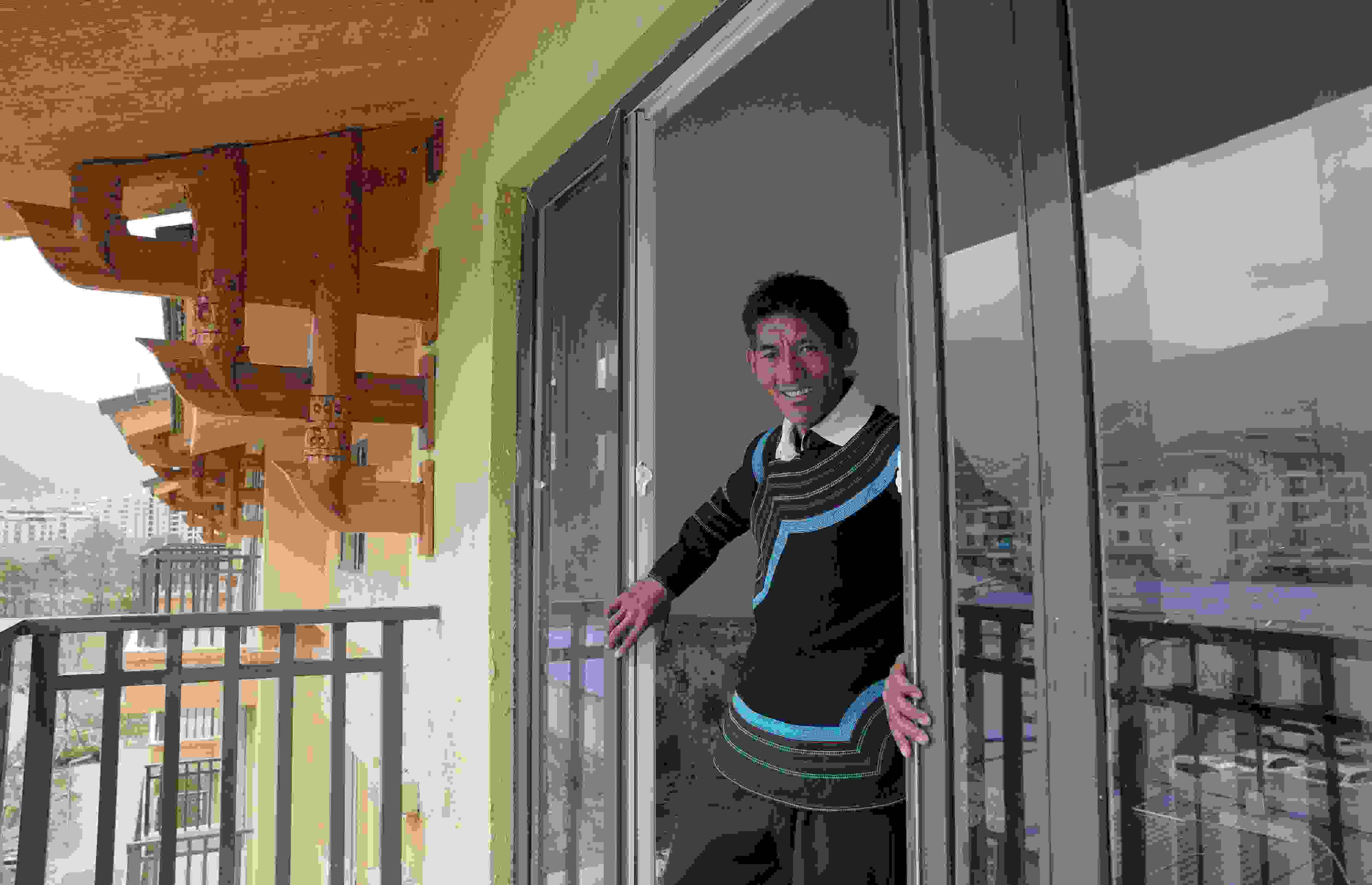 2020年5月14日，四川涼山彝族自治州昭覺縣，“懸崖村”村民某色伍哈入住新房。