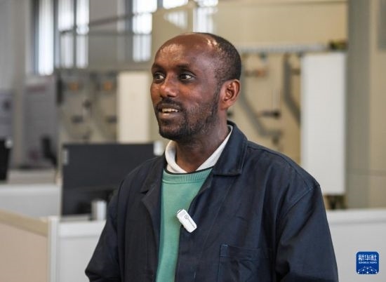 2月15日，在亞的斯亞貝巴的埃塞俄比亞聯(lián)邦職業(yè)技術(shù)培訓(xùn)學(xué)院，魯班工坊當(dāng)?shù)亟處熂s納斯·阿凱萊（中文名艾友涵）接受新華社采訪。