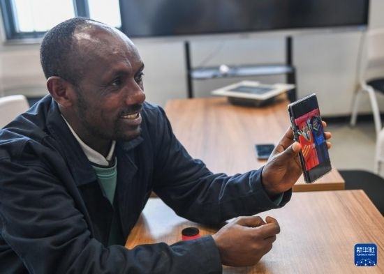 2月15日，在亞的斯亞貝巴的埃塞俄比亞聯(lián)邦職業(yè)技術(shù)培訓(xùn)學(xué)院，魯班工坊當(dāng)?shù)亟處熂s納斯·阿凱萊（中文名艾友涵）展示在中國(guó)學(xué)習(xí)時(shí)的照片。