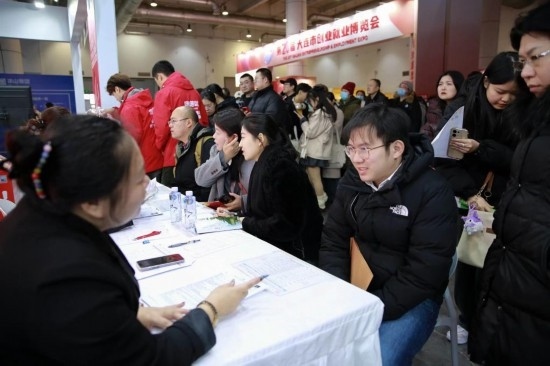 求職者與用人單位溝通交流。新華社記者 張博群 攝
