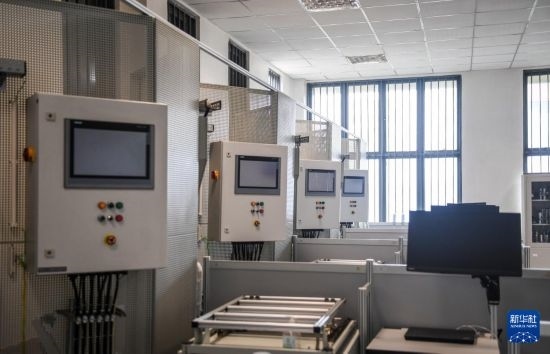 這是2月15日在亞的斯亞貝巴的埃塞俄比亞聯(lián)邦職業(yè)技術(shù)培訓(xùn)學(xué)院魯班工坊內(nèi)拍攝的機(jī)電一體化設(shè)備。