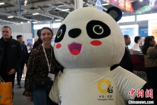 3月5日，2024年柏林國際旅游交易會(ITB)在柏林會展中心拉開帷幕。以“你好！中國”為主題的中國展區(qū)當日亮相展會。圖為觀眾與大熊貓人偶合影。中新社記者 馬秀秀 攝