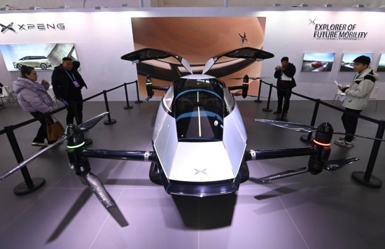 2023年12月1日，在鏈博會(huì)智能汽車鏈展區(qū)小鵬汽車展臺(tái)，參觀者觀看一臺(tái)智能飛行器。新華社記者蔡湘鑫攝