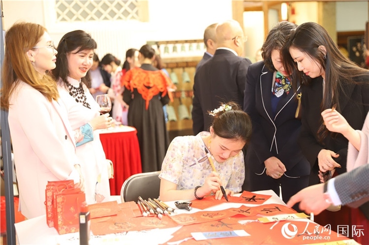 現(xiàn)場書法體驗。人民網(wǎng)記者 霍文攝