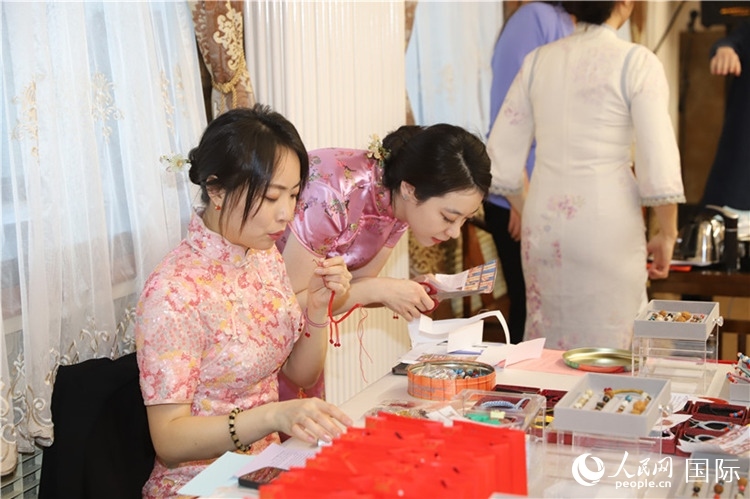 孔院教師展示剪紙。人民網(wǎng)記者 霍文攝