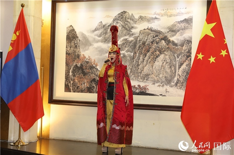 呼麥演唱。人民網(wǎng)記者 霍文攝