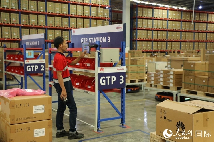 華為5G智能倉(cāng)庫(kù)里，工作人員正在利用智能系統(tǒng)辦公。人民網(wǎng)記者 曹師韻攝