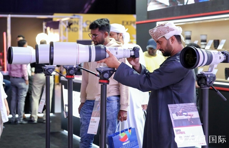 參觀者在體驗(yàn)攝影設(shè)備。人民網(wǎng)塔里克·易卜拉欣攝