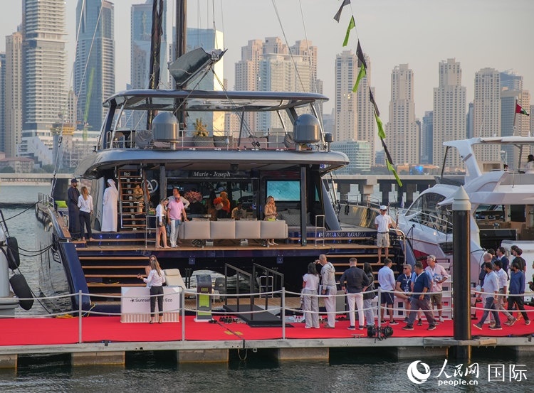 觀眾在參觀游艇。人民網(wǎng) 塔里克·易卜拉欣攝