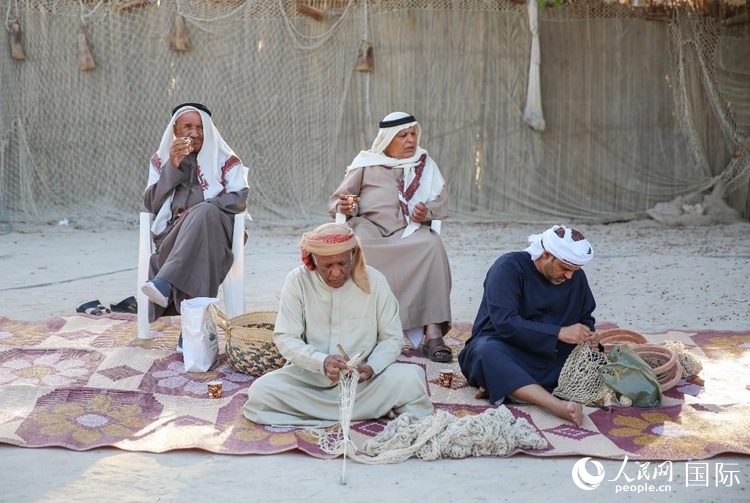 漁民演示制作漁網(wǎng)。人民網(wǎng) 塔里克·易卜拉欣攝