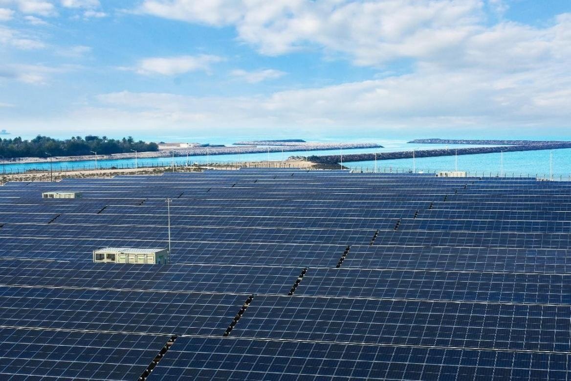 項(xiàng)目廣泛采用光伏補(bǔ)償發(fā)電系統(tǒng)，降低能源消耗。山東電建三公司供圖