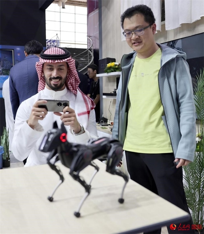一名觀眾在體驗操作機(jī)器狗。人民網(wǎng)記者 管克江攝