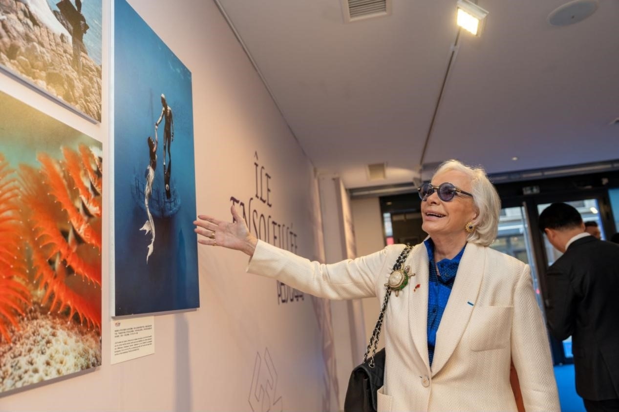 世界旅游組織特別顧問瑪麗-皮埃爾·布歇-奧利耶觀看活動現(xiàn)場圖片展覽。活動主辦方供圖