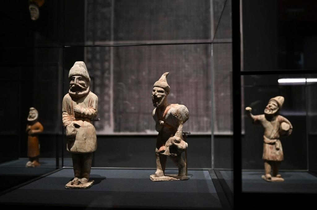 “歷史之遇——中國與西亞古代文明交流展”于1月12日至4月11日在故宮午門正殿展廳舉行。這是展出的陶彩繪人俑（1月10日攝）。新華社記者金良快攝